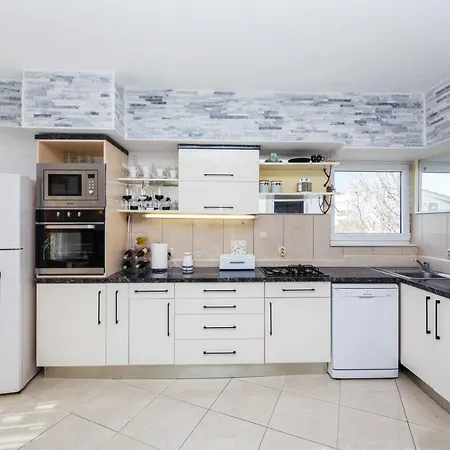 Holiday home Deluxe New Agneza Near Splitairport *