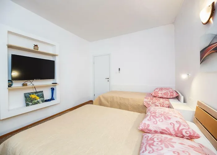 Deluxe New Agneza Near Splitairport Feriehus